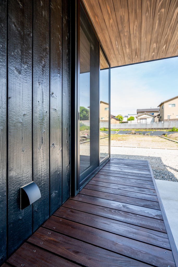 黒の焼杉外壁がかっこいい家