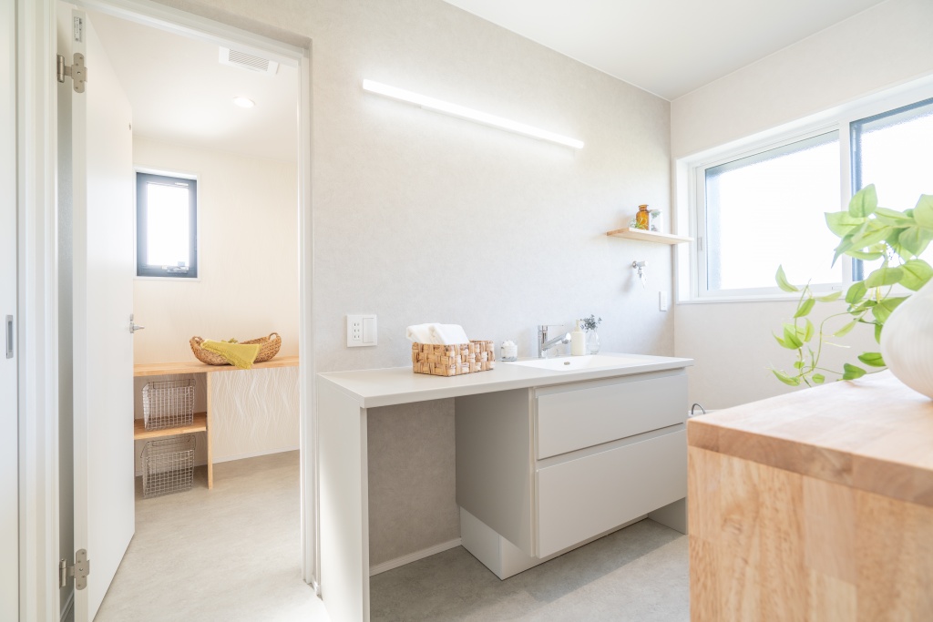 黒の焼杉外壁がかっこいい家