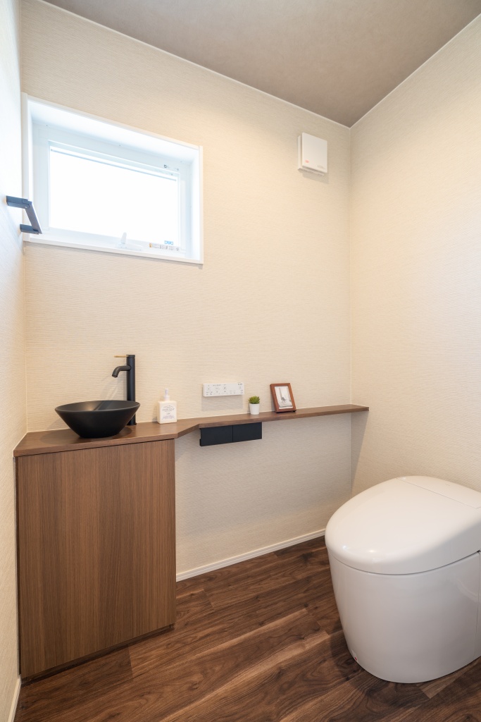 黒の焼杉外壁がかっこいい家