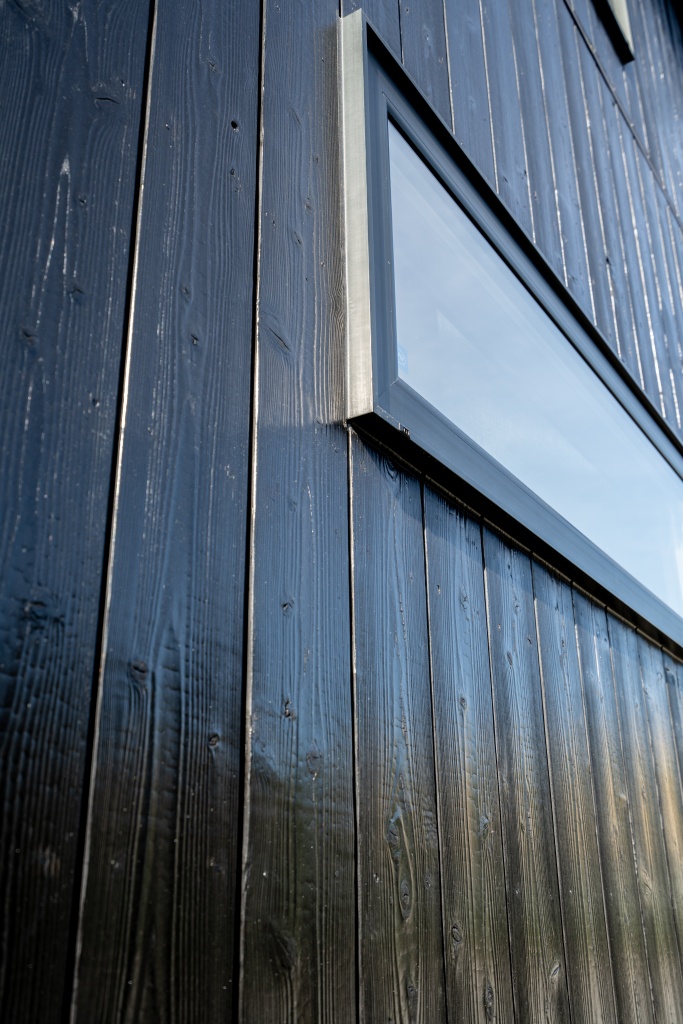 黒の焼杉外壁がかっこいい家