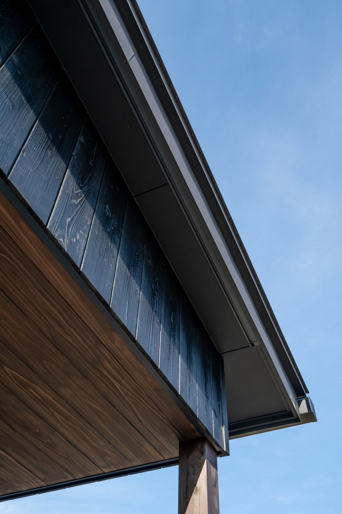黒の焼杉外壁がかっこいい家