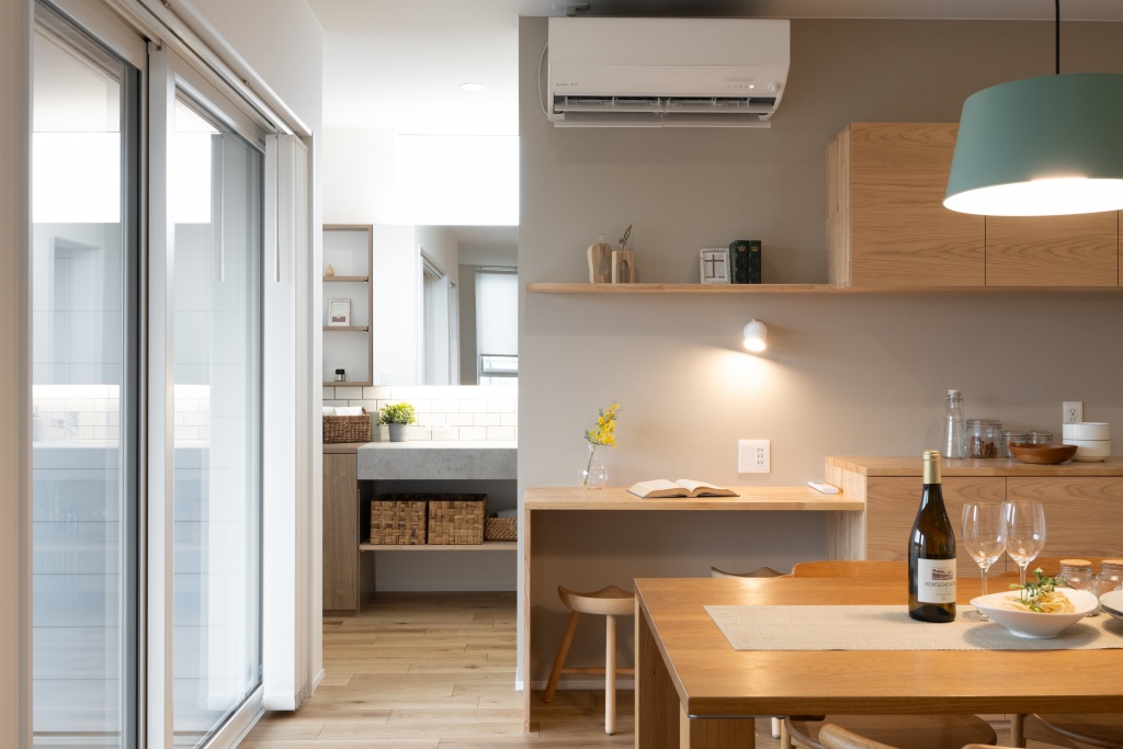 玄関階段からの光が美しい家