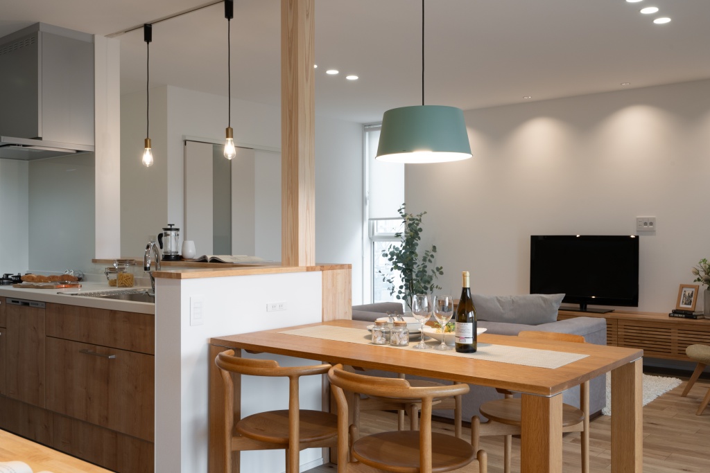 玄関階段からの光が美しい家