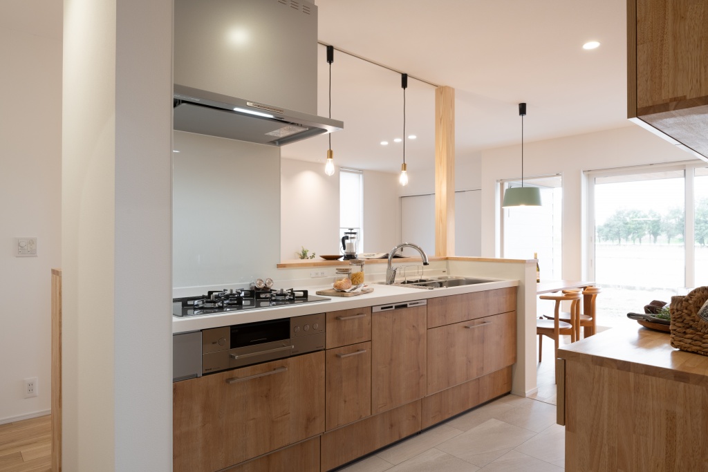 玄関階段からの光が美しい家