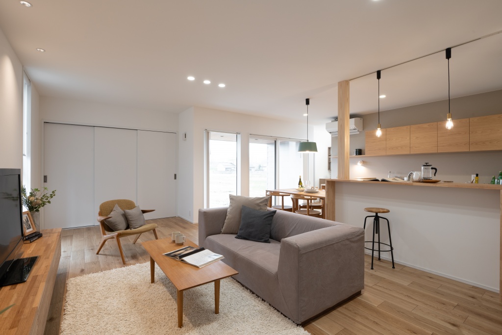 玄関階段からの光が美しい家