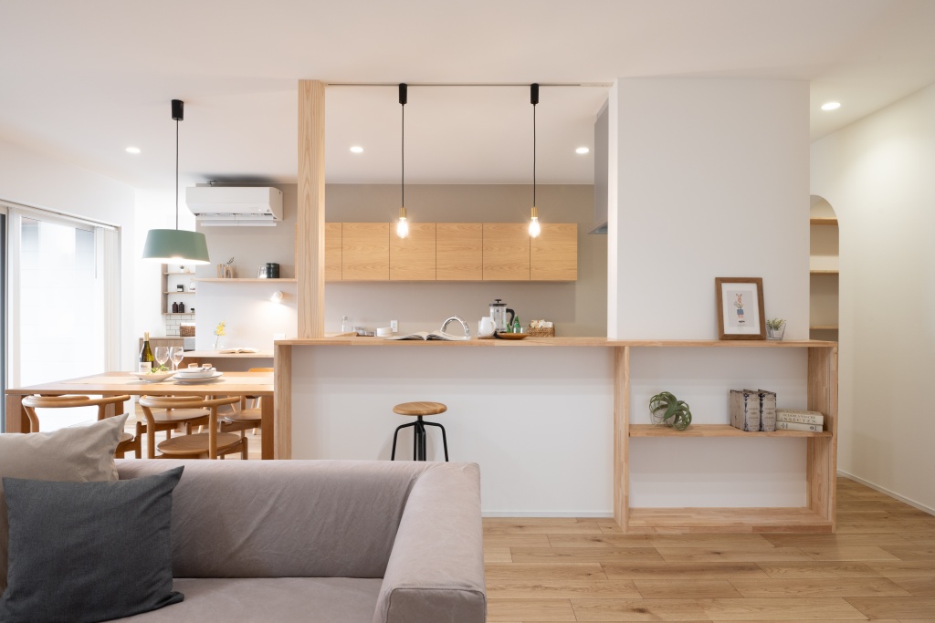 玄関階段からの光が美しい家