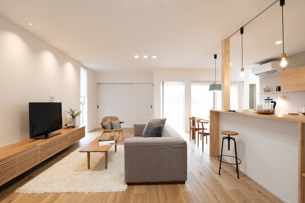 玄関階段からの光が美しい家