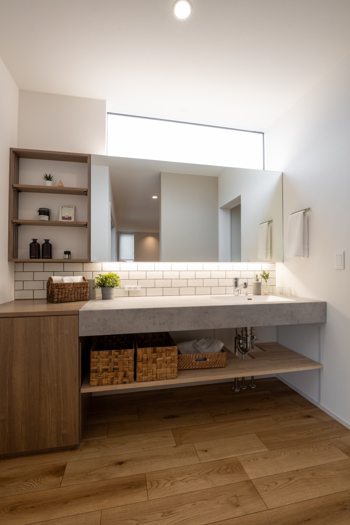 玄関階段からの光が美しい家