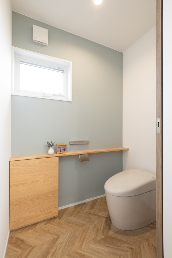 玄関階段からの光が美しい家