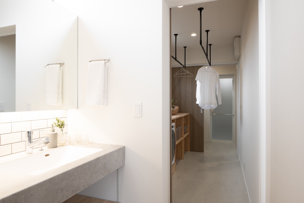 玄関階段からの光が美しい家