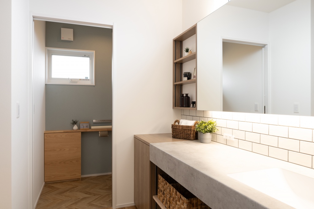 玄関階段からの光が美しい家