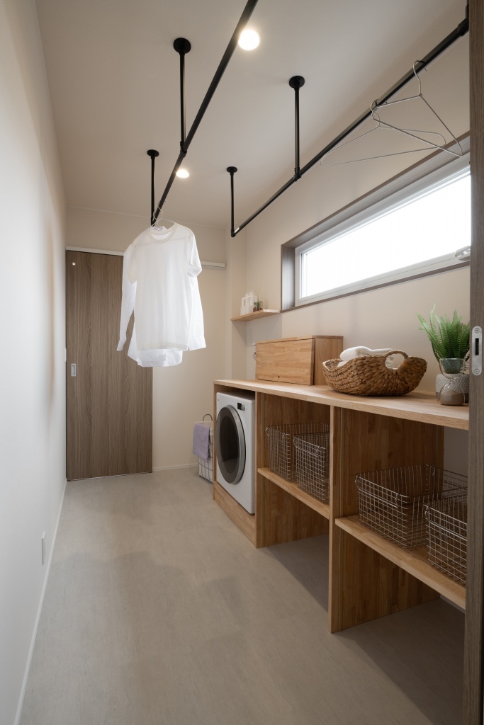 玄関階段からの光が美しい家