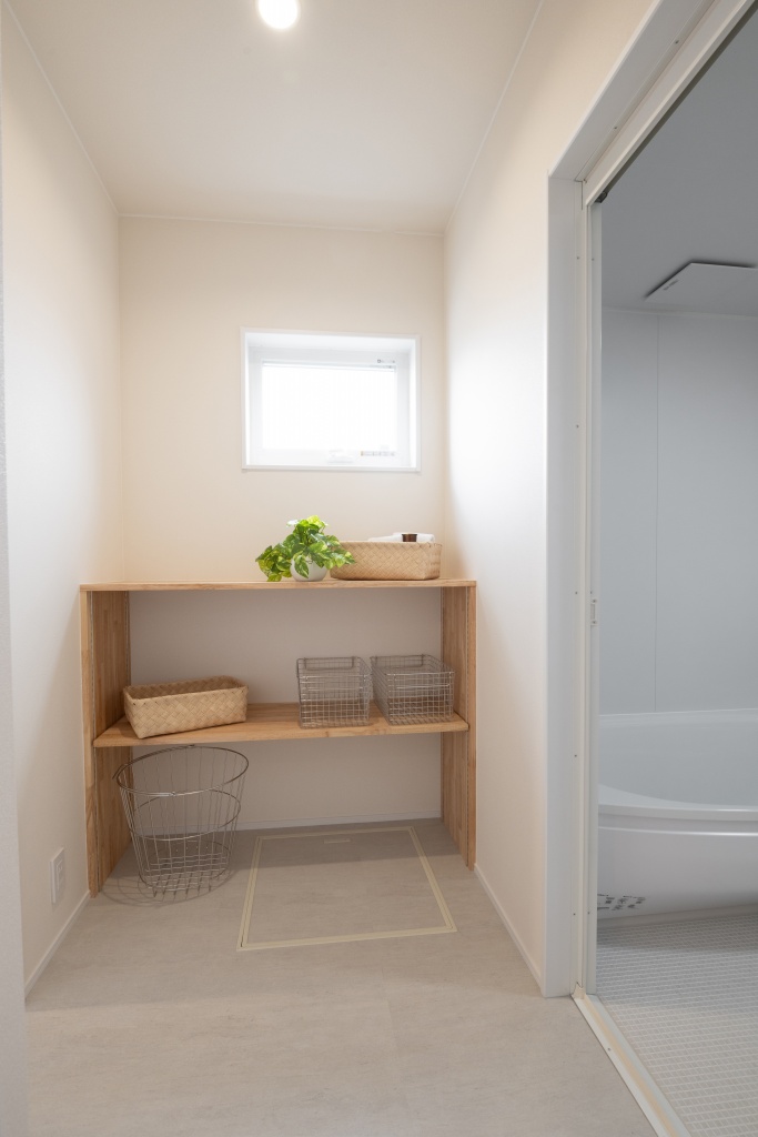 玄関階段からの光が美しい家