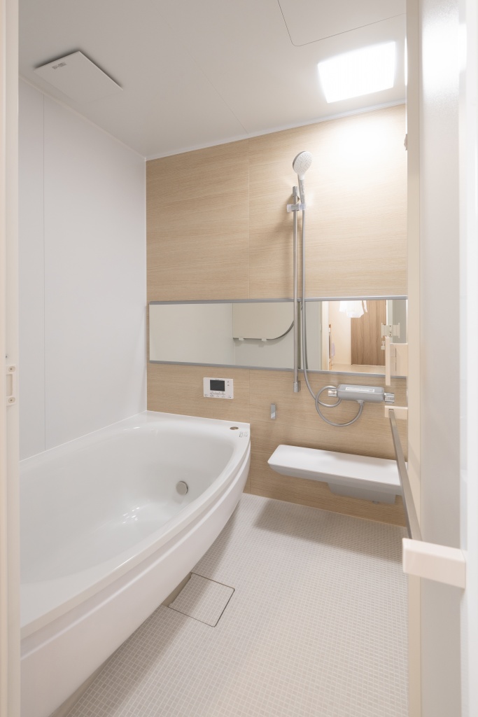 玄関階段からの光が美しい家