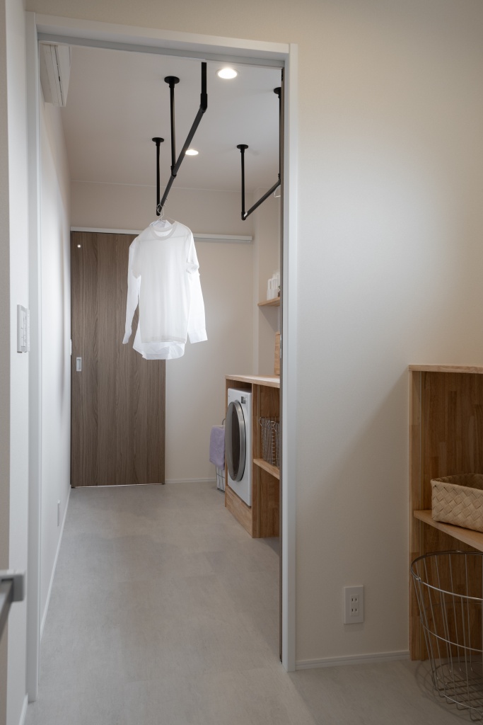 玄関階段からの光が美しい家