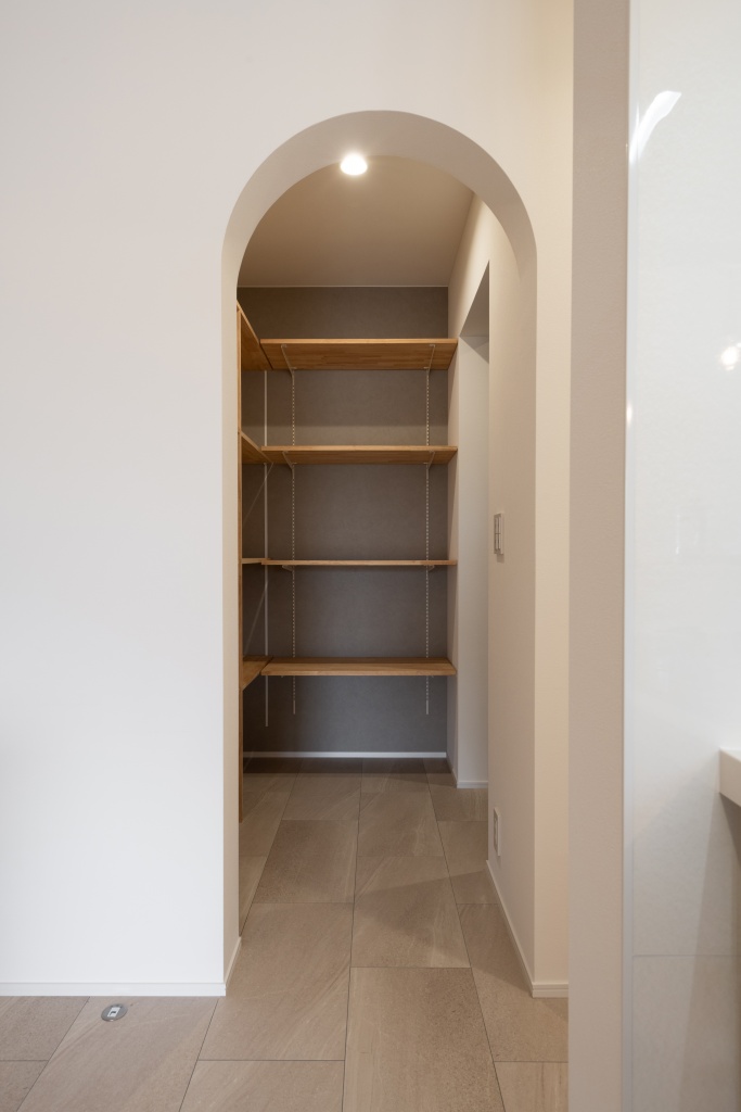 玄関階段からの光が美しい家