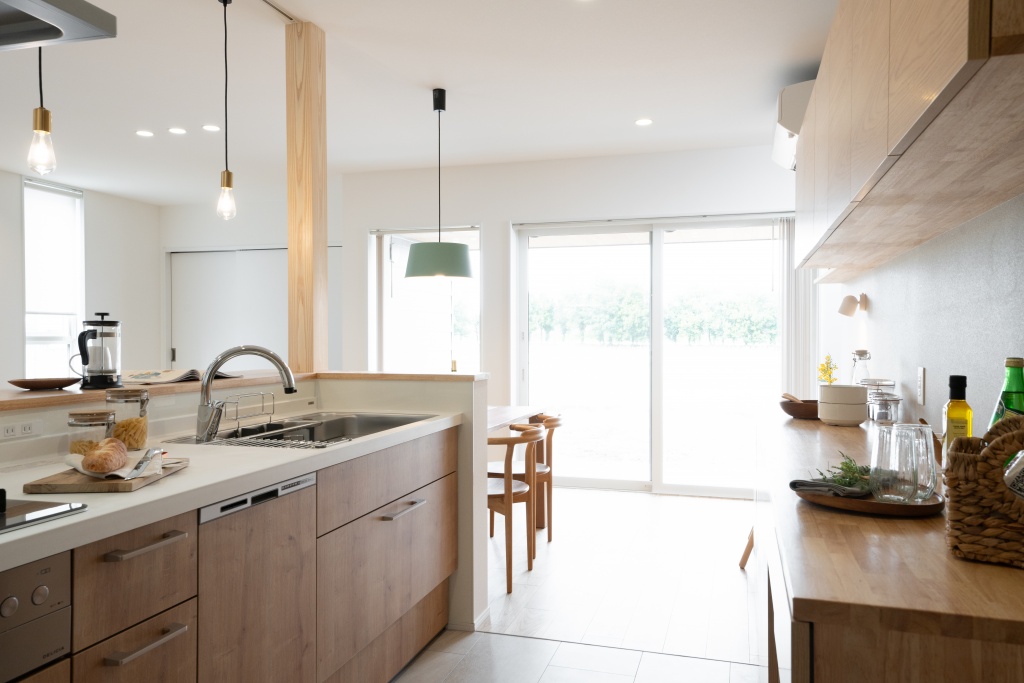 玄関階段からの光が美しい家