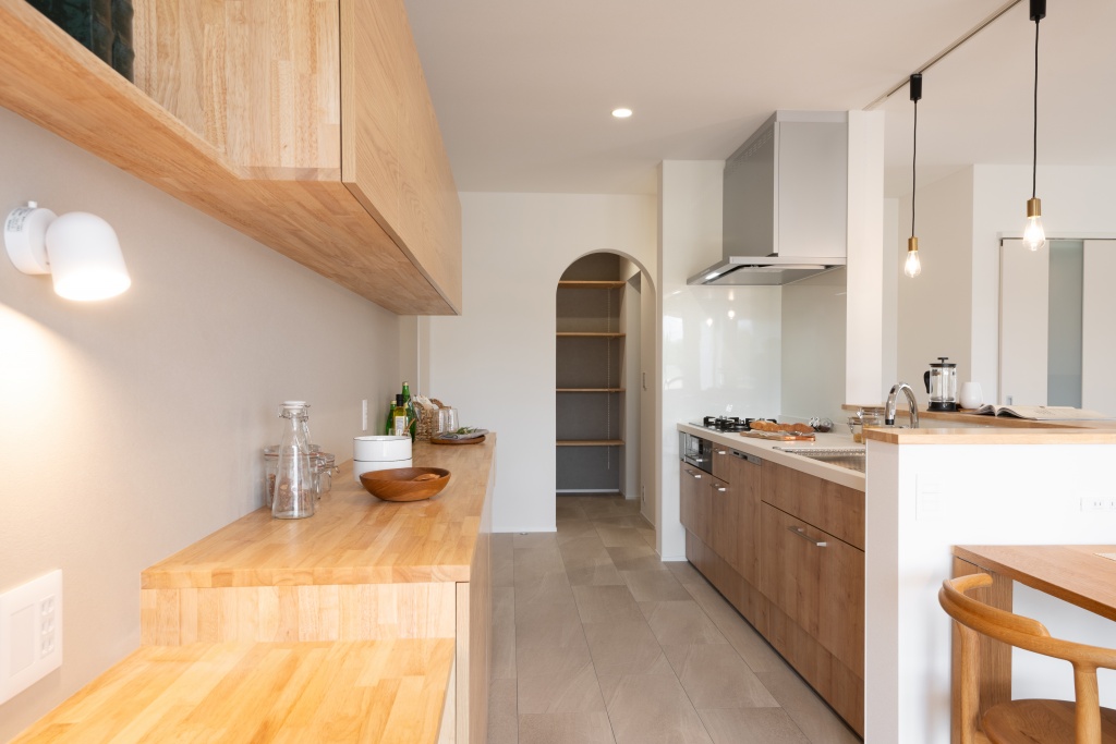 玄関階段からの光が美しい家