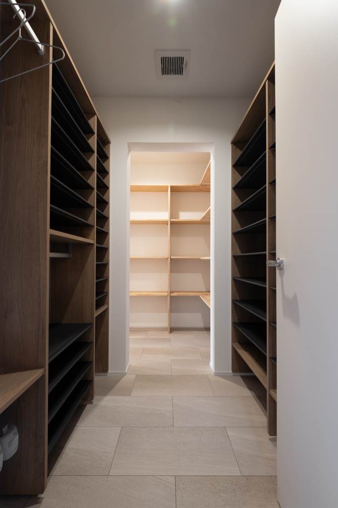 玄関階段からの光が美しい家