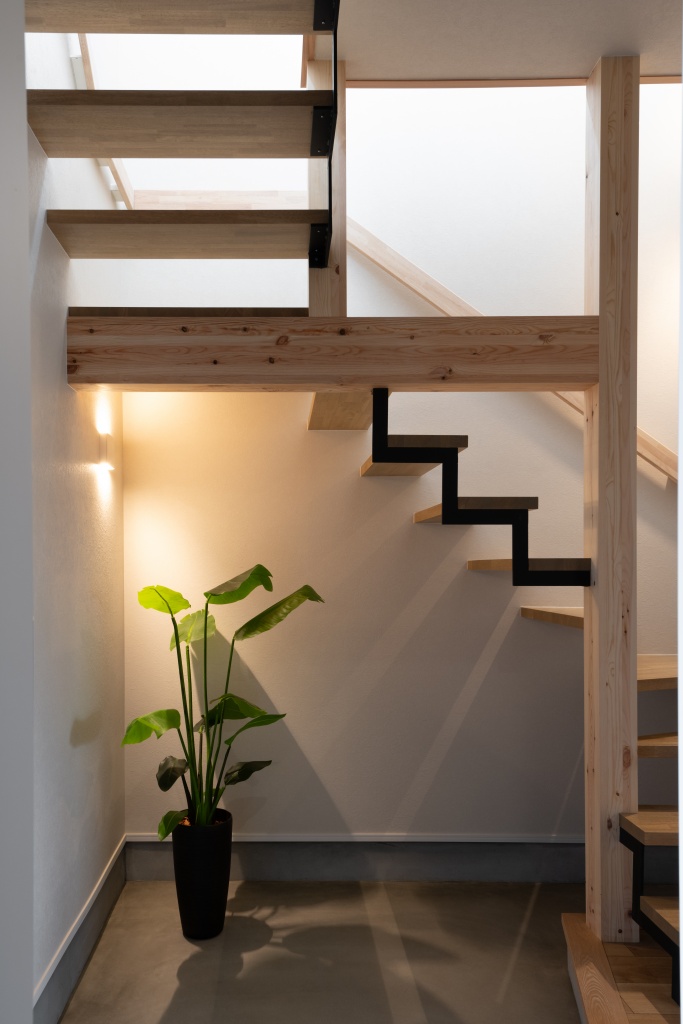 玄関階段からの光が美しい家