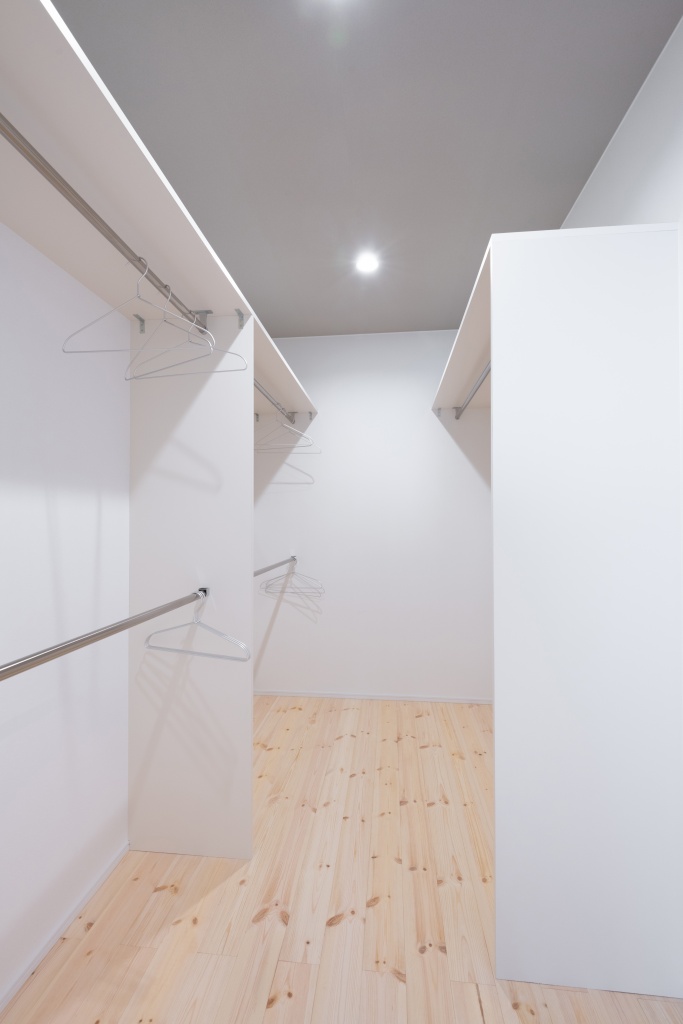 玄関階段からの光が美しい家