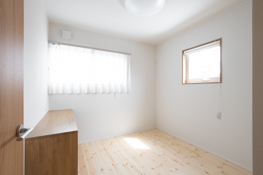 玄関階段からの光が美しい家