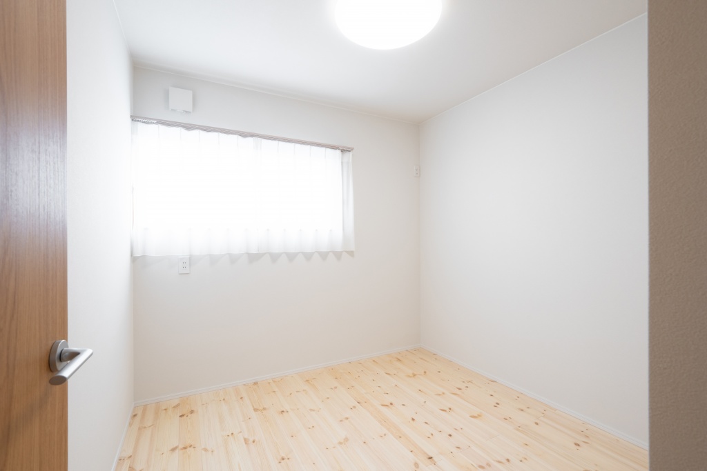 玄関階段からの光が美しい家