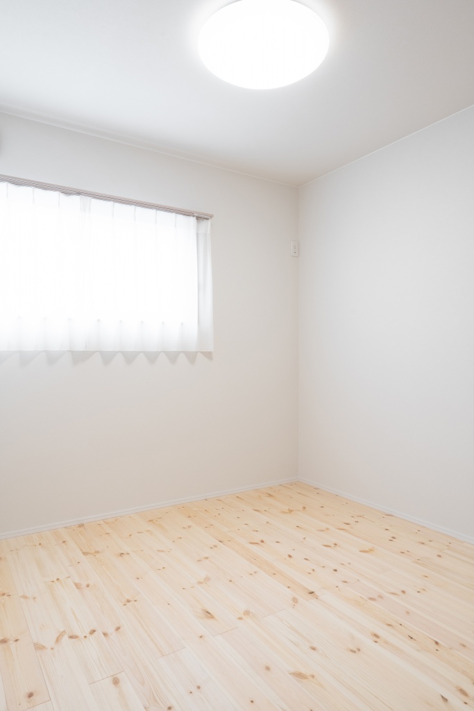 玄関階段からの光が美しい家