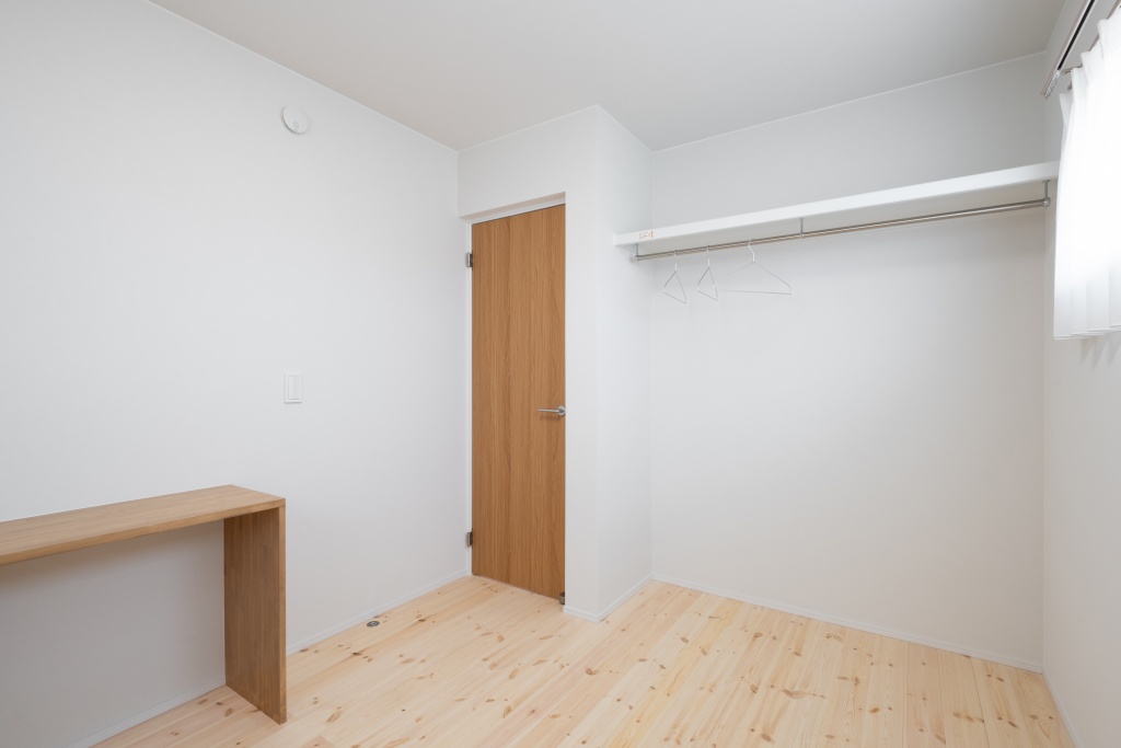 玄関階段からの光が美しい家