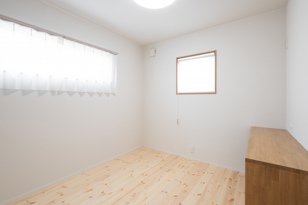 玄関階段からの光が美しい家