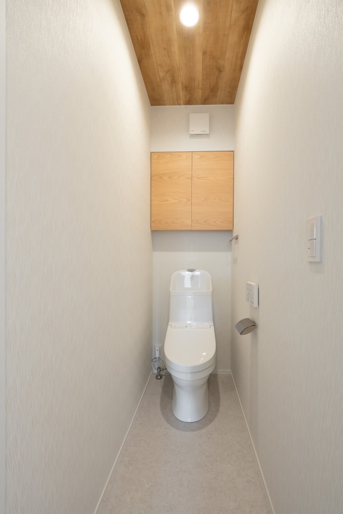 玄関階段からの光が美しい家