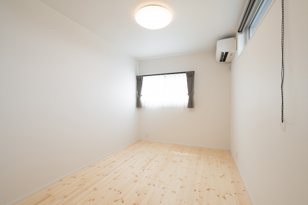 玄関階段からの光が美しい家