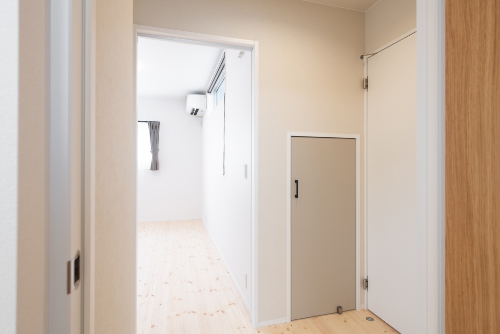 玄関階段からの光が美しい家