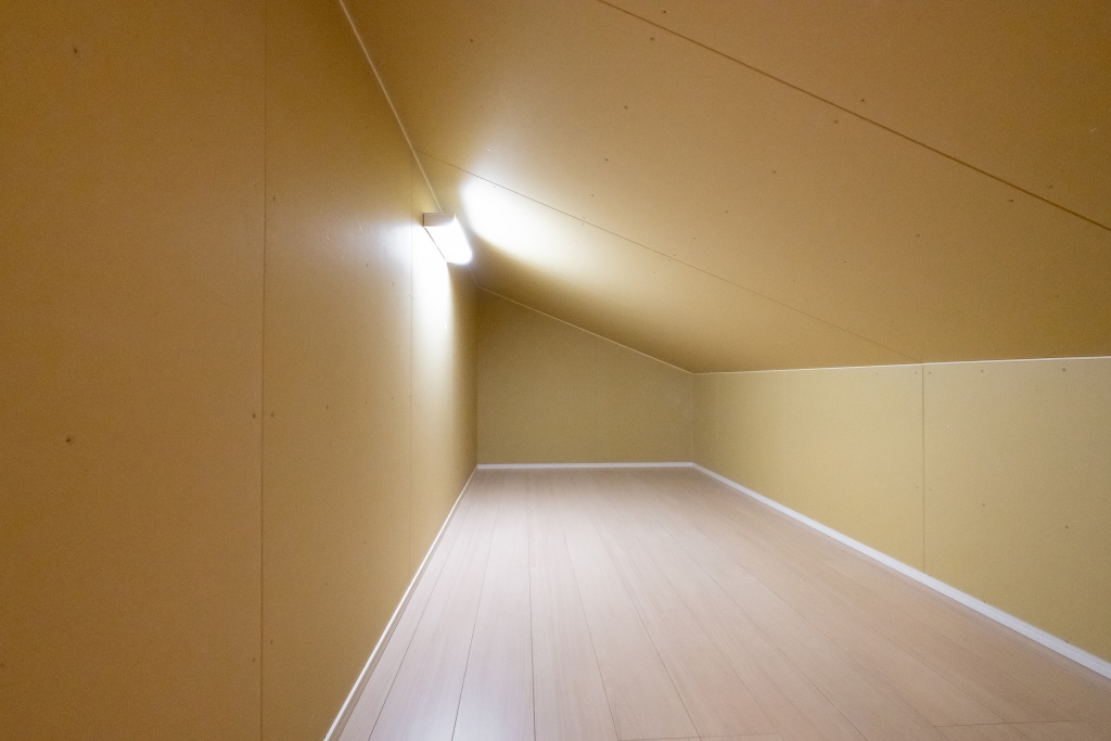 玄関階段からの光が美しい家