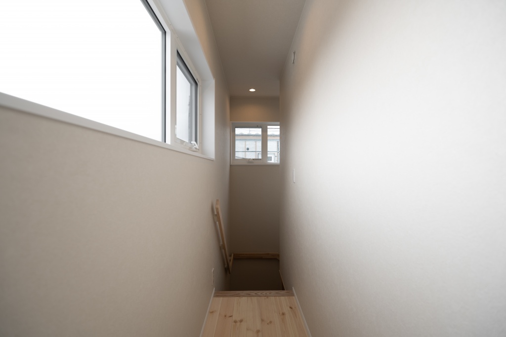 玄関階段からの光が美しい家