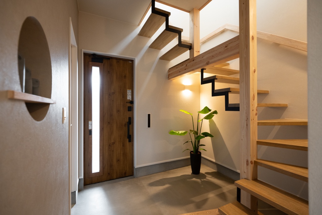 玄関階段からの光が美しい家