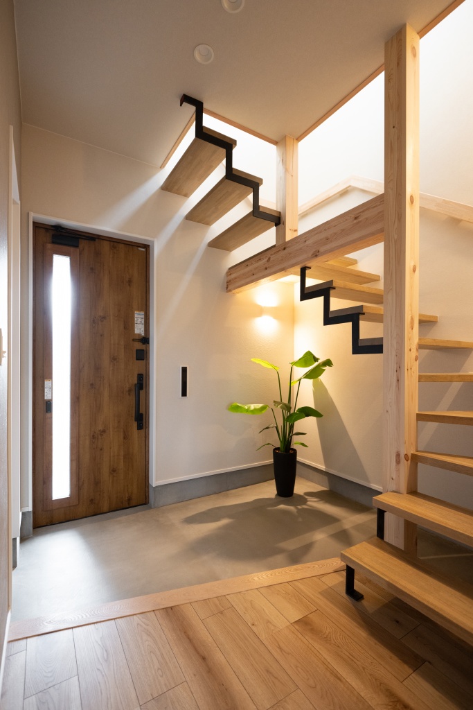 玄関階段からの光が美しい家