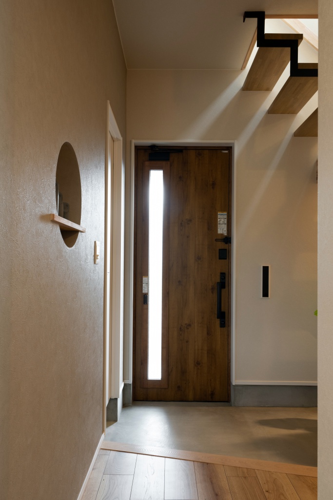 玄関階段からの光が美しい家