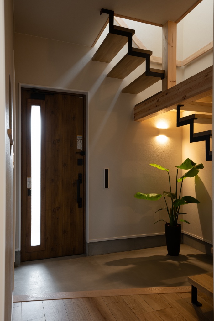 玄関階段からの光が美しい家