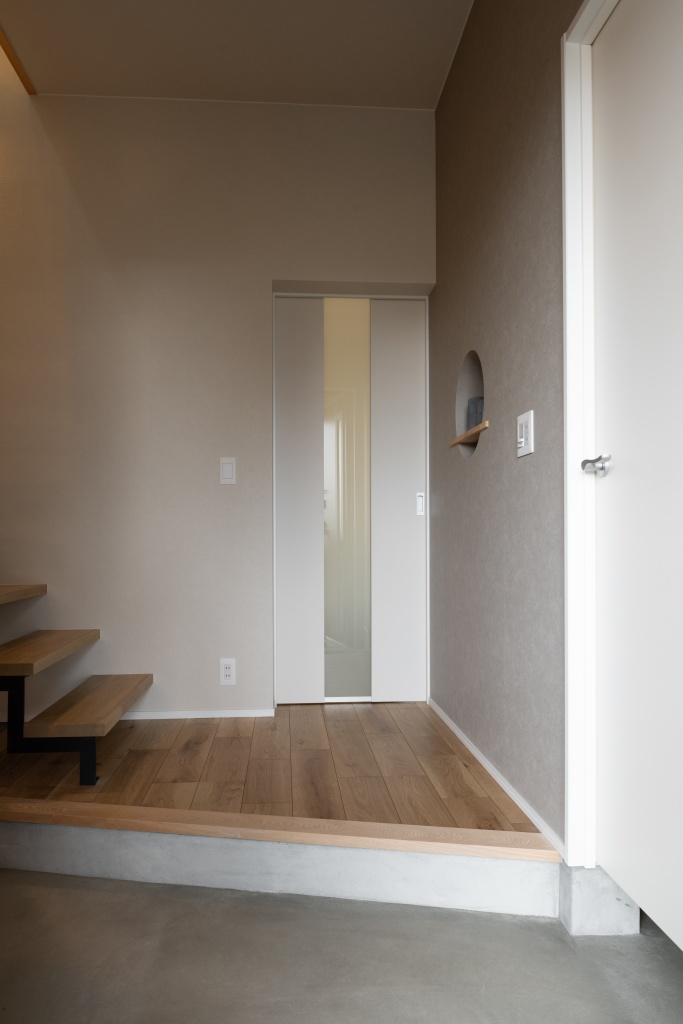 玄関階段からの光が美しい家