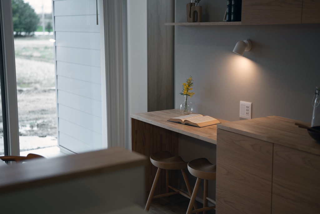 玄関階段からの光が美しい家