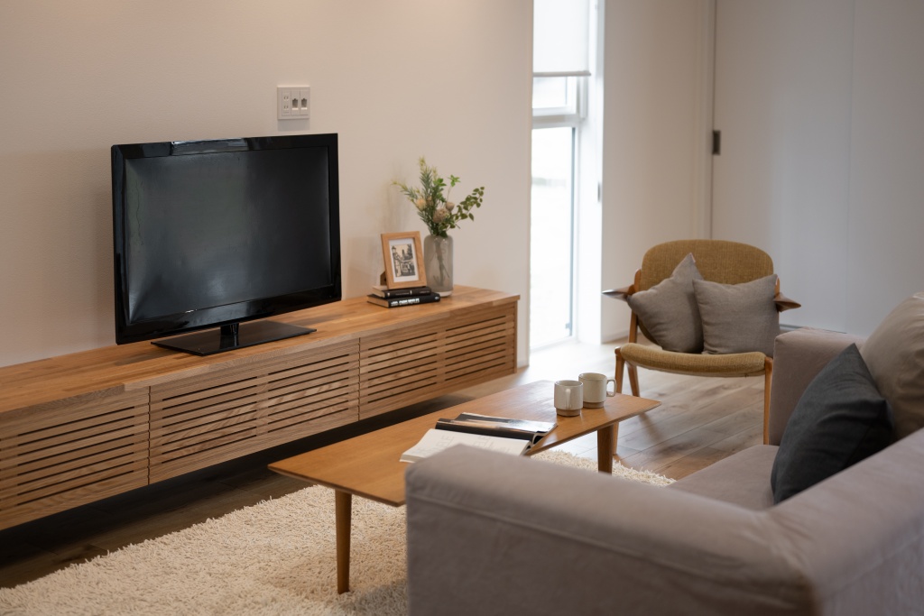 玄関階段からの光が美しい家