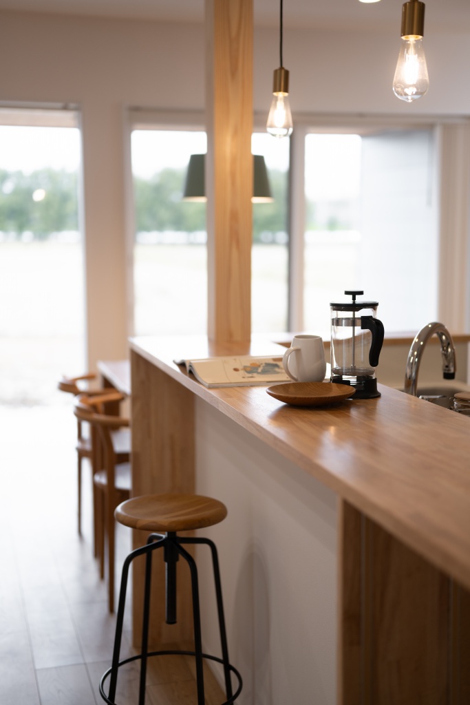 玄関階段からの光が美しい家