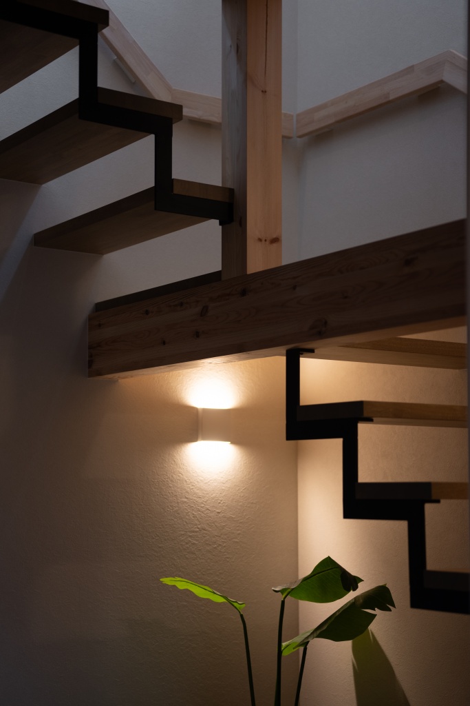 玄関階段からの光が美しい家