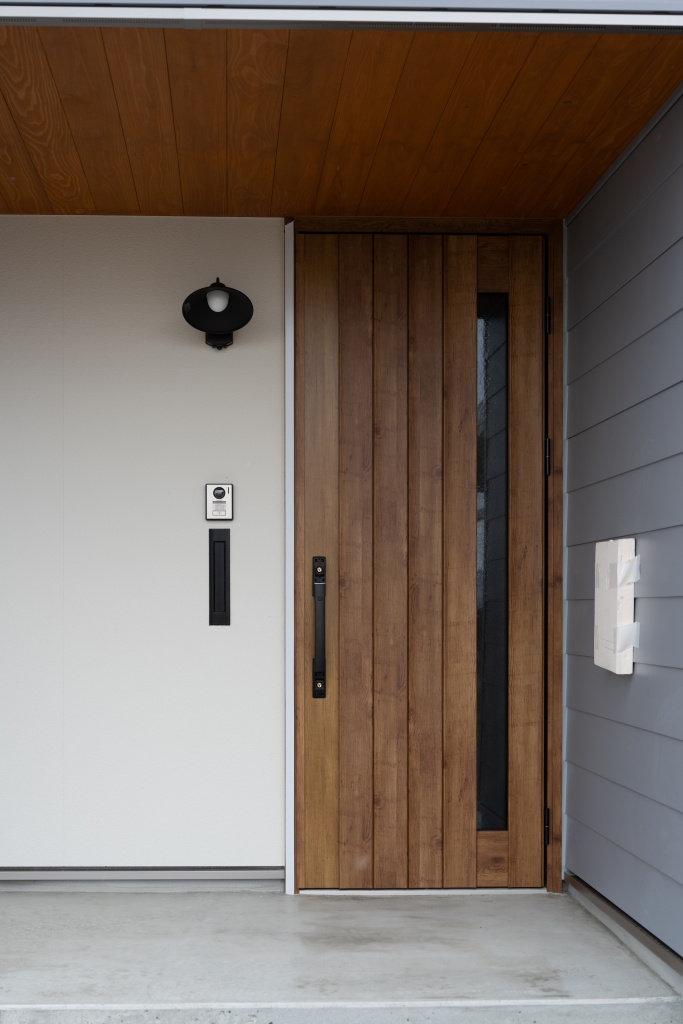 玄関階段からの光が美しい家