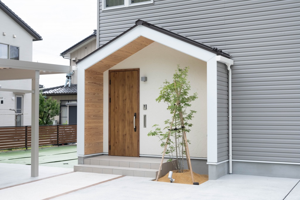 三角玄関ファサードがキュートな家