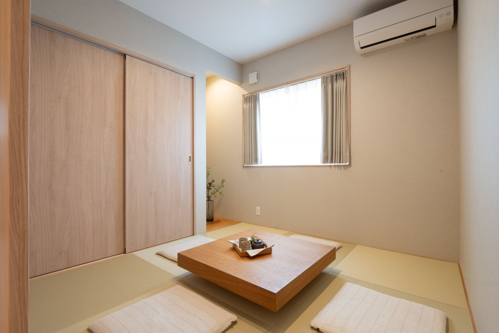 三角玄関ファサードがキュートな家