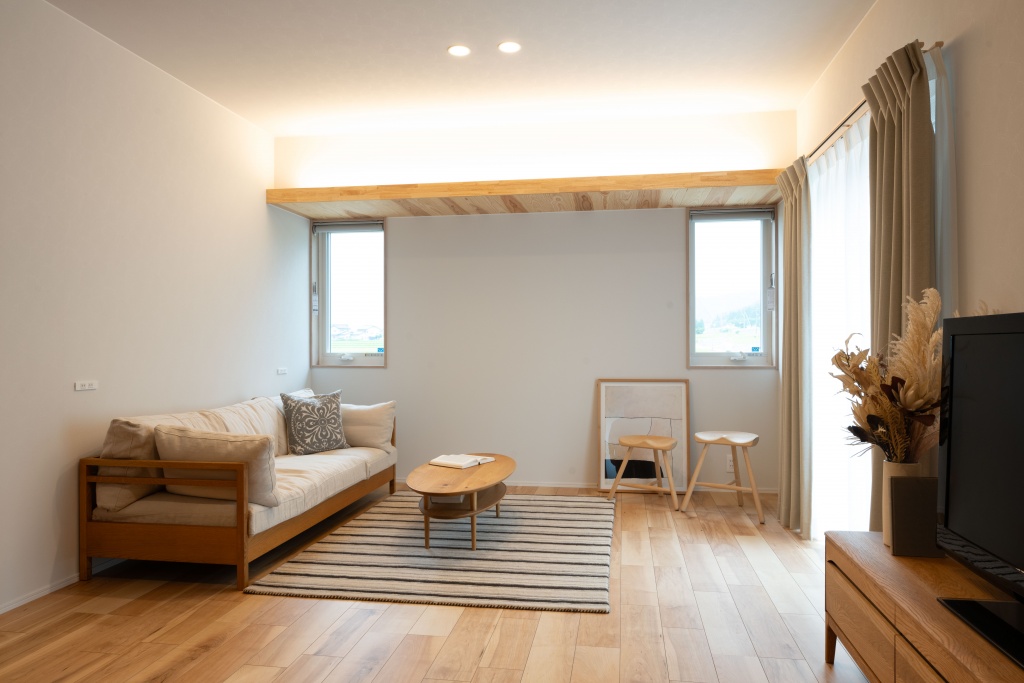 三角玄関ファサードがキュートな家