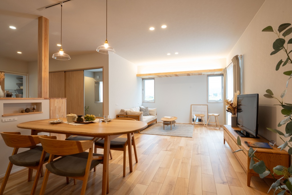 三角玄関ファサードがキュートな家