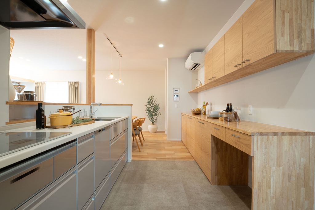 三角玄関ファサードがキュートな家